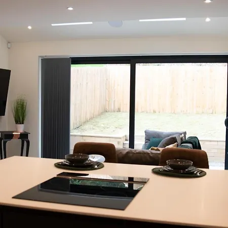 Bv Comfy Spacious 3 Bedroom Townhouse At One Cliff Oak Leeds Perfect For Contractors Apartment