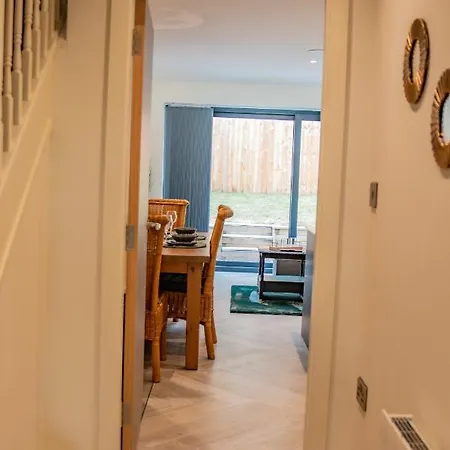 Apartment Bv Comfy Spacious 3 Bedroom Townhouse At One Cliff Oak Leeds Perfect For Contractors *