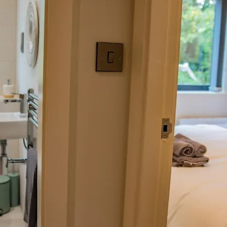 Apartment Bv Comfy Spacious 3 Bedroom Townhouse At One Cliff Oak Leeds Perfect For Contractors *