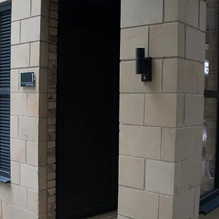 Apartment Bv Comfy Spacious 3 Bedroom Townhouse At One Cliff Oak Leeds Perfect For Contractors *