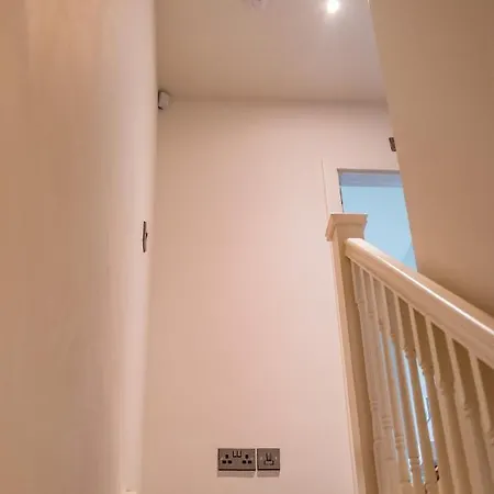 Bv Comfy Spacious 3 Bedroom Townhouse At One Cliff Oak Leeds Perfect For Contractors