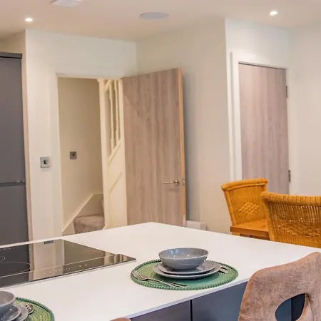 Apartment Bv Comfy Spacious 3 Bedroom Townhouse At One Cliff Oak Leeds Perfect For Contractors *