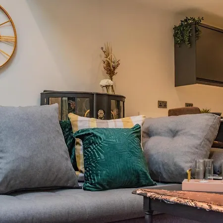 Apartment Bv Comfy Spacious 3 Bedroom Townhouse At One Cliff Oak Leeds Perfect For Contractors
