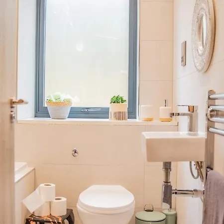 Bv Comfy Spacious 3 Bedroom Townhouse At One Cliff Oak Leeds Perfect For Contractors